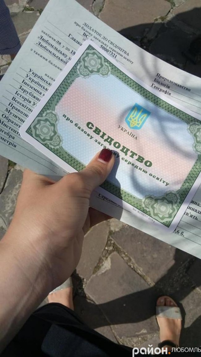 Любомльські дев'ятикласники проміняли випускні сукні на краєвиди у горах