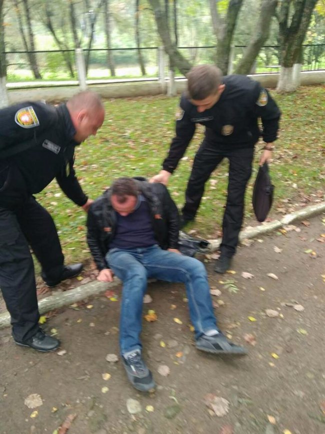 «Приліг відпочити»: у Луцьку з газону підняли п’яного чоловіка