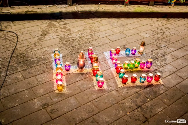 Квіти, сльози і свічки: у День Гідності та Свободи лучани вшанували пам'ять полеглих