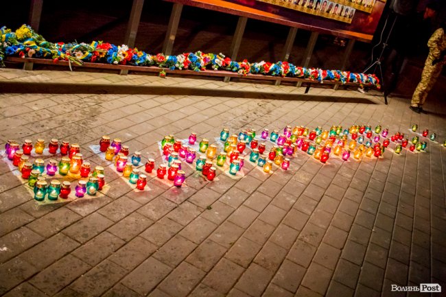 Квіти, сльози і свічки: у День Гідності та Свободи лучани вшанували пам'ять полеглих