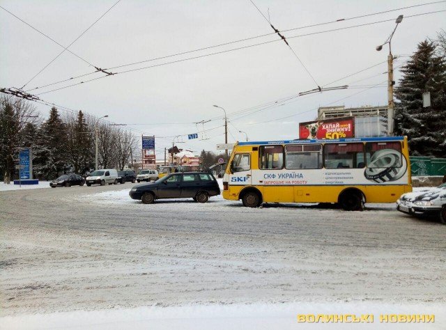 У Луцьку – перші снігові аварії. ФОТО
