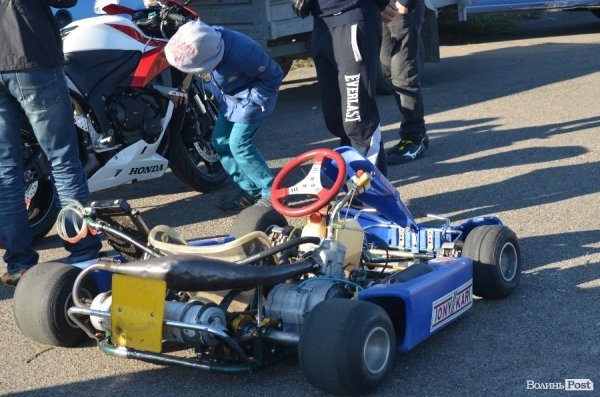 Під Луцьком відбувся чемпіонат з дрег-рейсингу. ФОТО