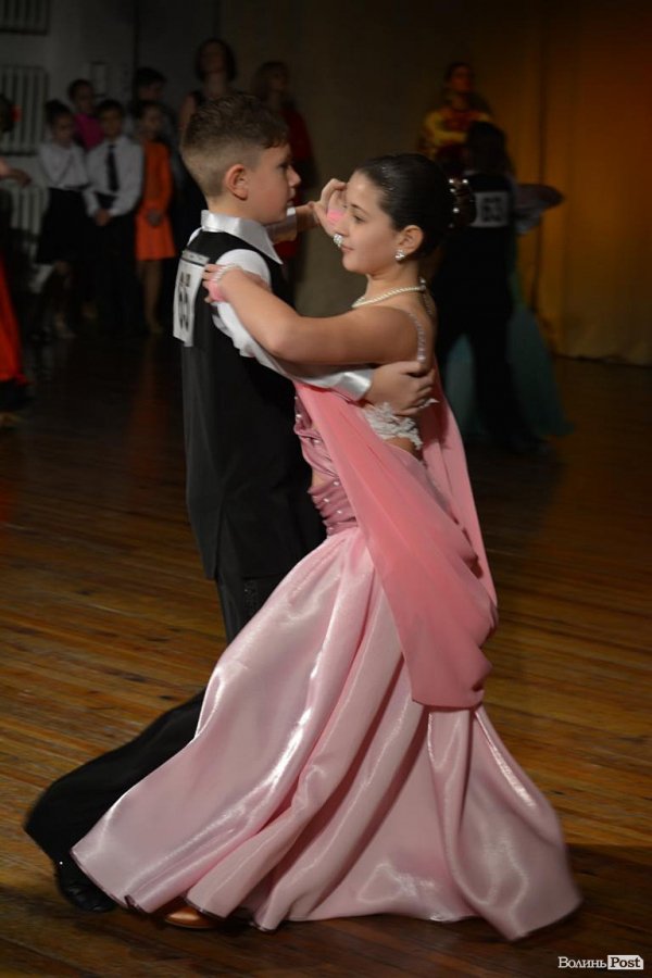 Луцьку сцену запалювали «різдвяні зірочки». ФОТО. ВІДЕО