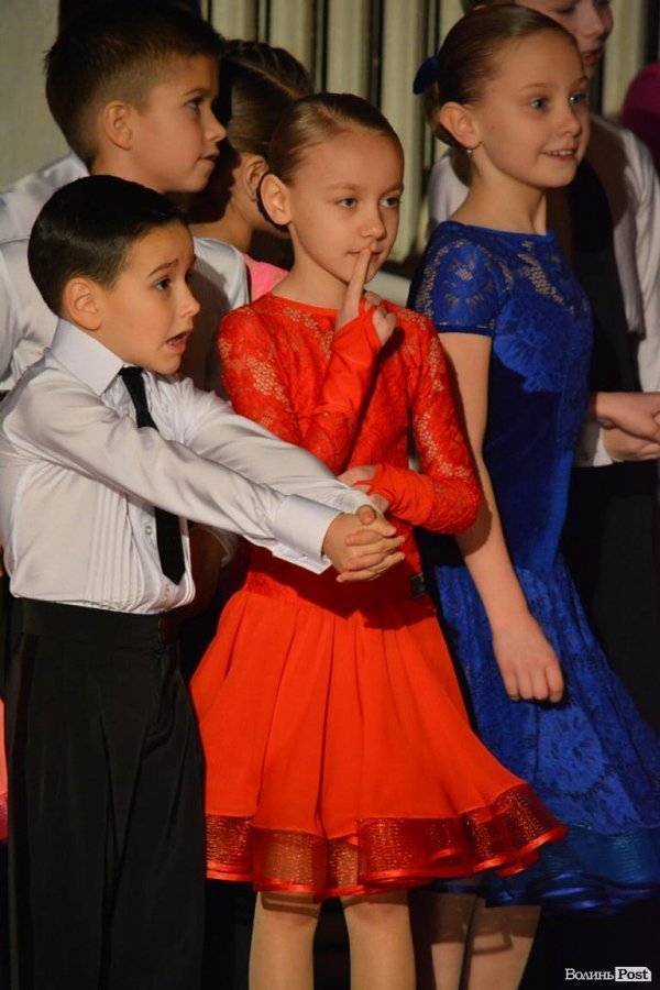 Луцьку сцену запалювали «різдвяні зірочки». ФОТО. ВІДЕО