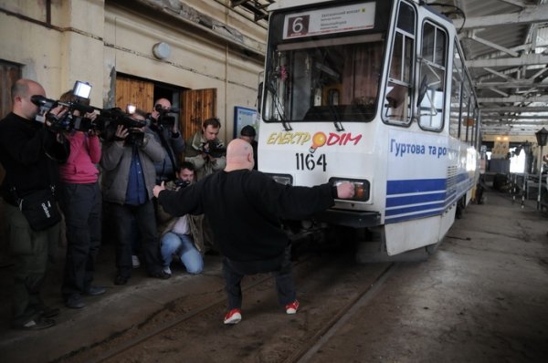 Як український лікар тягнув трамвай зубами. ФОТО. ВІДЕО