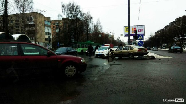 Аварія в Луцьку: на перехресті зіткнулися два Volkswagen Passat. ФОТО