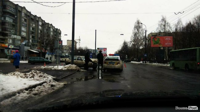 Аварія в Луцьку: на перехресті зіткнулися два Volkswagen Passat. ФОТО