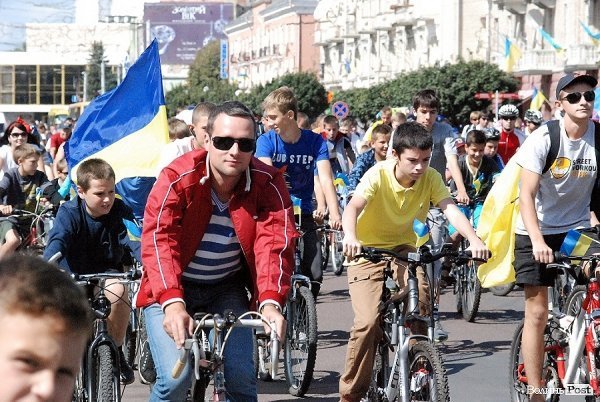 Масовий велопробіг до Дня Незалежності в Луцьку. ФОТО