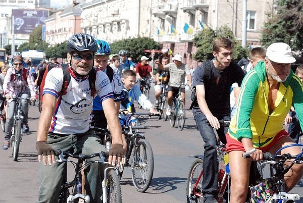 Масовий велопробіг до Дня Незалежності в Луцьку. ФОТО