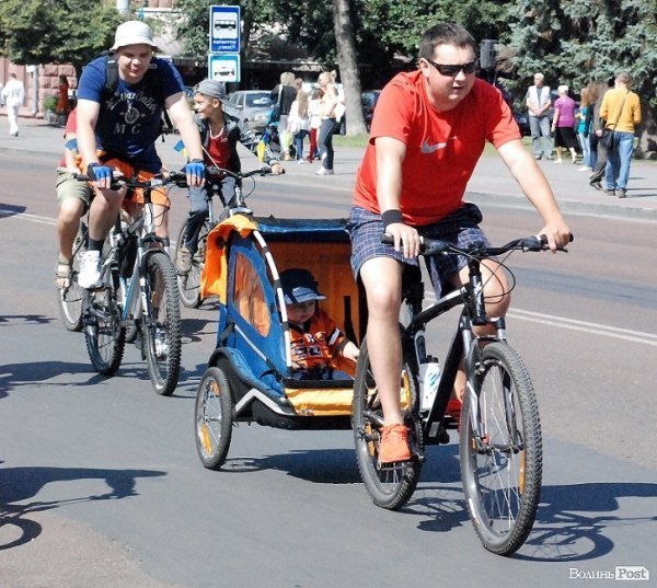 Масовий велопробіг до Дня Незалежності в Луцьку. ФОТО