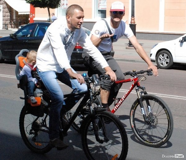 Масовий велопробіг до Дня Незалежності в Луцьку. ФОТО