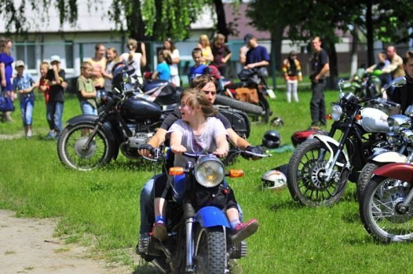 Байкери-«терапевти» влаштували свято для дітей. ФОТО