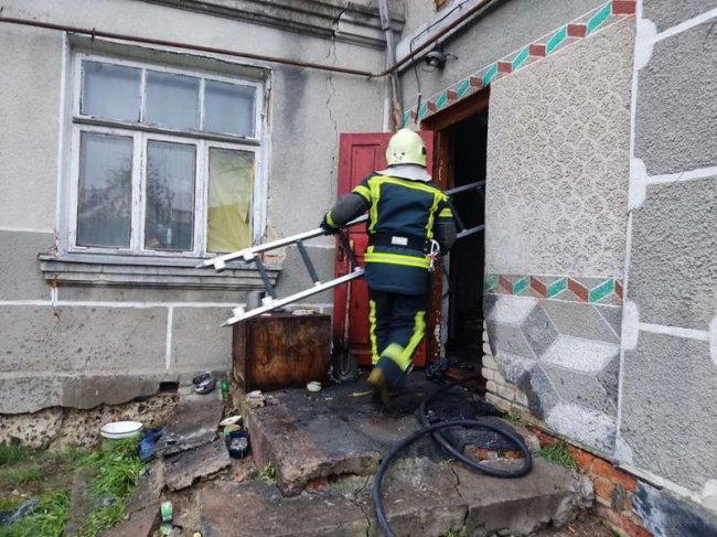 У Луцьку сталася пожежа через газовий балон, вогнеборці запобігли вибуху. ФОТО