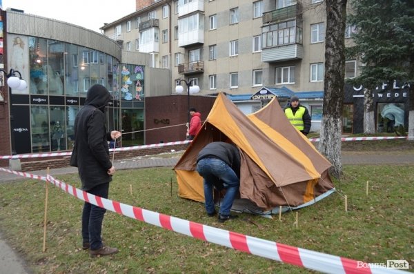 Біля прокуратури Волині встановили наметове містечко. ФОТО 