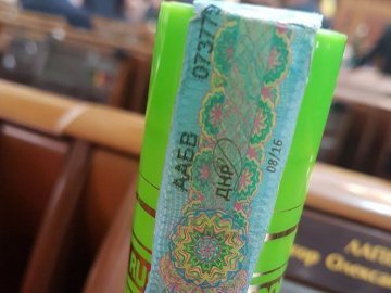 Луцький нардеп показав алкоголь з акцизом «ДНР», який продають в Україні