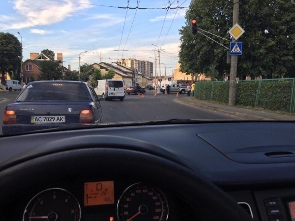 ДТП у Луцьку: у результаті зіткнення автівка перевернулась догори дном. ФОТО