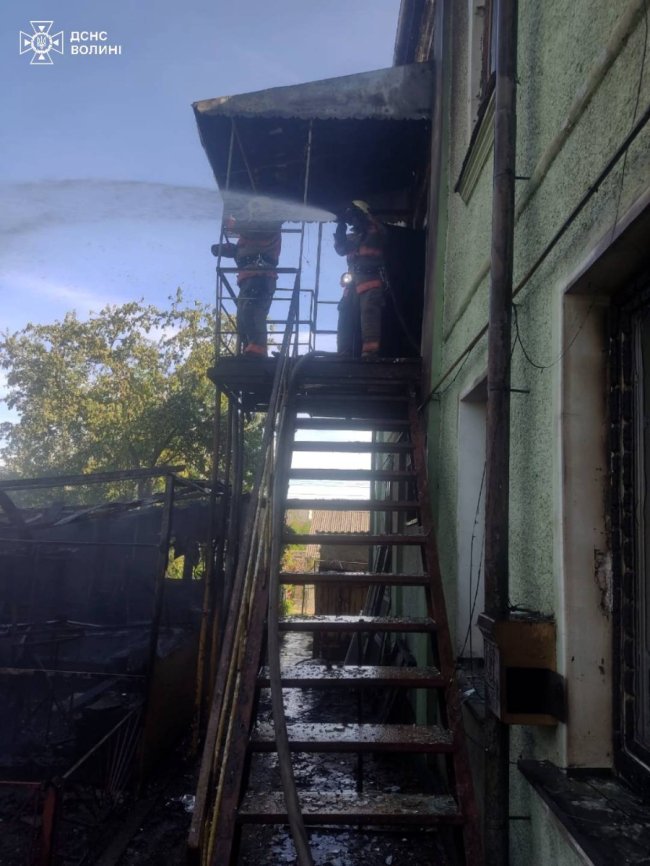 У місті на Волині з палаючої будівлі врятували жінку і троє дітей. ФОТО