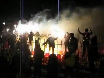 Запорізькі фани «запалили» стадіон у Луцьку. ВІДЕО