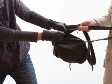 Серед білого дня: у Луцьку в жінки з рук вирвали рюкзак