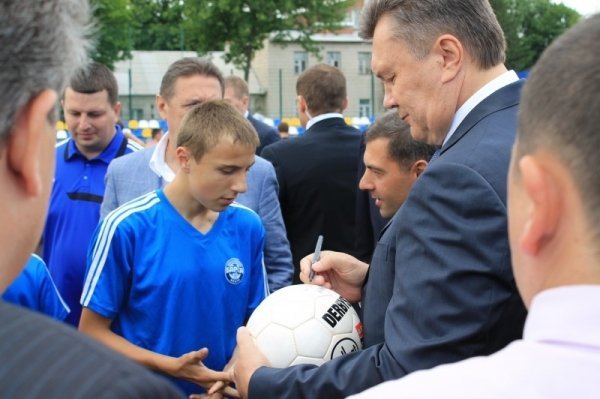 Як Янукович у футбол грав. ФОТО. ВІДЕО