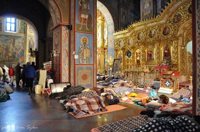 Церква, медики, тіла: священик з Волині показав трагічні кадри з протистояння на Майдані 5-річної давності