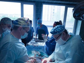 Львівські лікарі видалили жінці 40-кілограмову пухлину. ФОТО 18+