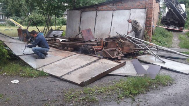 Замість авто –  мотлох: муніципали показали, що лучани зберігають в гаражах. ФОТО