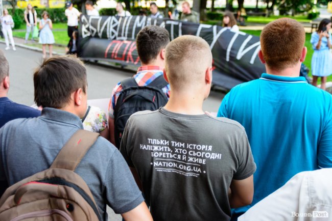 «Безкарність вбиває»: лучани влаштували мітинг біля управління поліції через смерть 5-річного хлопчика