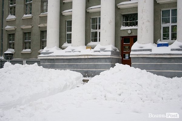 Лучани вигрібаються з-під снігу. ФОТО