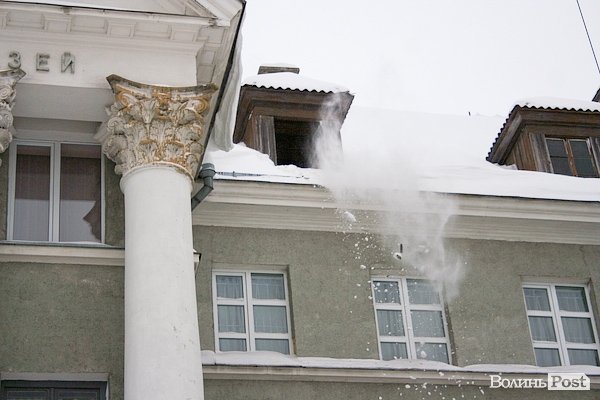 Лучани вигрібаються з-під снігу. ФОТО