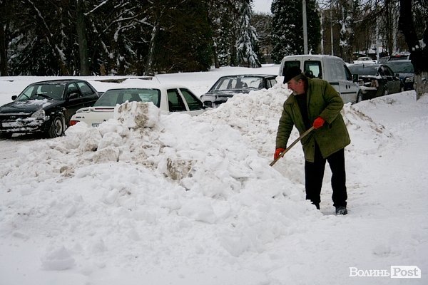 Лучани вигрібаються з-під снігу. ФОТО