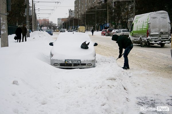 Лучани вигрібаються з-під снігу. ФОТО