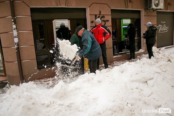 Лучани вигрібаються з-під снігу. ФОТО