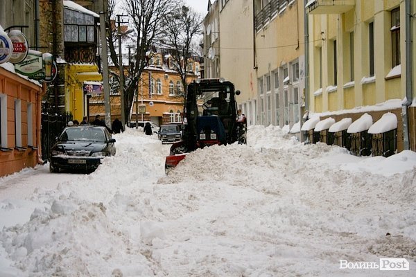 Лучани вигрібаються з-під снігу. ФОТО