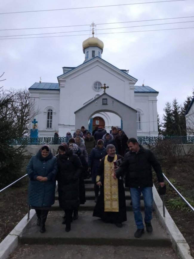 Боротьба за храм: у селі на Волині різдвяну службу відправили на подвір'ї церкви. ФОТО