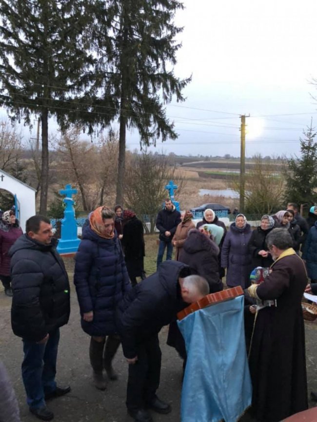 Боротьба за храм: у селі на Волині різдвяну службу відправили на подвір'ї церкви. ФОТО