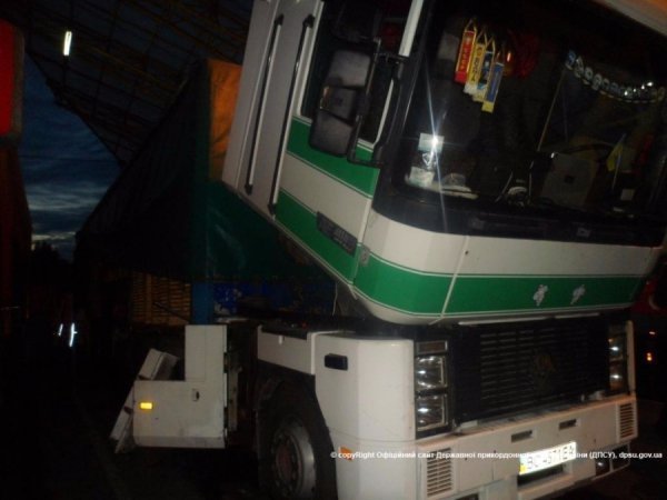 На «Ягодині» затримали вантажівку з прихованими цигарками. ФОТО