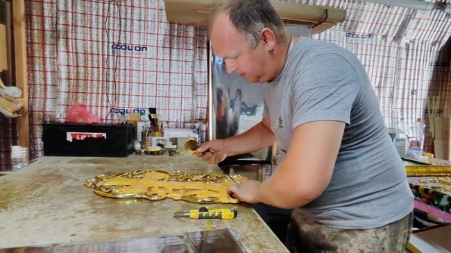 Стрілець Нацгвардії з Луцька виготовляє церковний іконостас. ВІДЕО