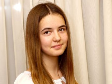 Восьмикласниця з недитячими обов’язками: доньці-сироті загиблого Героя готують подарунки до дня народження 