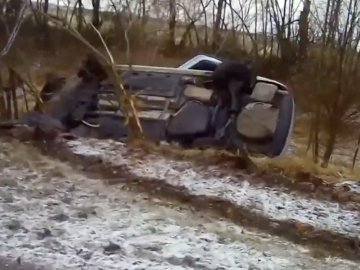 На Волині автівка злетіла у кювет