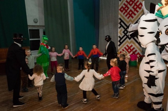 У Боратинській громаді діти пільгових категорій отримали понад тисячу новорічних подарунків