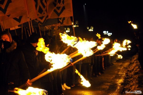 Фаєри, смолоскипи, гасла: Луцьком пройшла хода. ФОТО