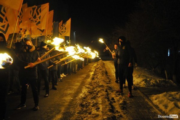 Фаєри, смолоскипи, гасла: Луцьком пройшла хода. ФОТО