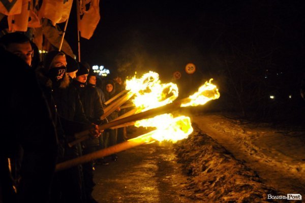 Фаєри, смолоскипи, гасла: Луцьком пройшла хода. ФОТО