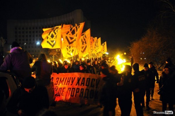 Фаєри, смолоскипи, гасла: Луцьком пройшла хода. ФОТО