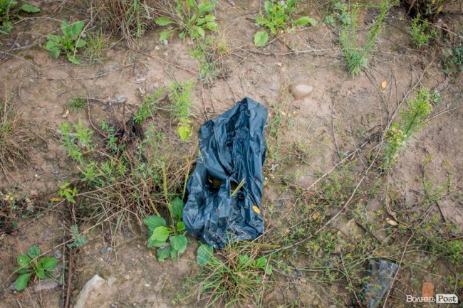 Сумна історія з-під луцького мосту: на березі Стиру «зачаїлися» купи сміття