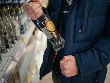 У Луцьку молодик намагався вкрасти з магазину алкоголь 