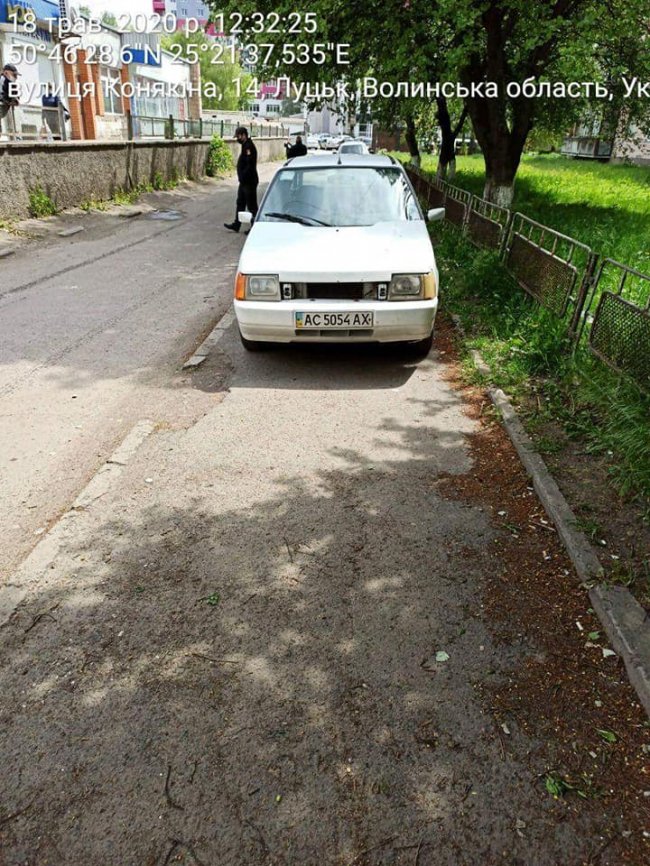У Луцьку «автохами» паркують автівки на тротуарах та пішохідних доріжках. ФОТО