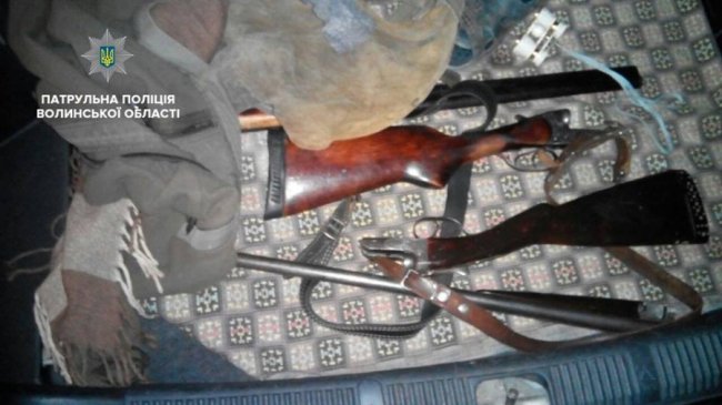 На Волині в авто, яке зупинили за порушення правил, виявили зброю
