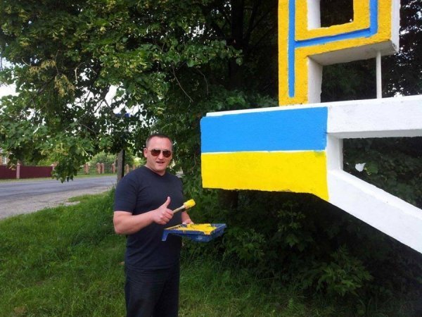 У райцентрі на Волині патріотично розфарбували в'їзний знак. ФОТО